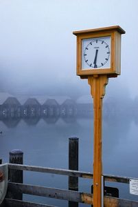 乘船碼頭處的時鐘提醒遊客航班時間 黃靖銘攝