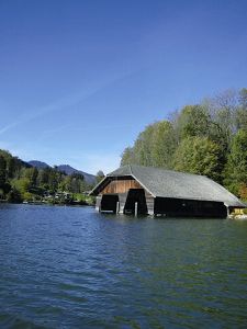 乘船碼頭處的時鐘提醒遊客航班時間 黃靖銘攝