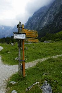 在沙勒特下船後，順著指標進入上湖環湖步道，體驗世外桃源之美 黃靖銘攝