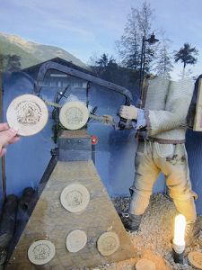 國王湖當地地販賣的紀念品 黃淑貞攝