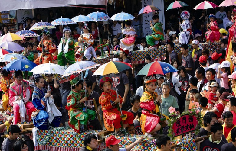 傳統人力肩扛蜈蚣座往往是迎城隍陣頭的目光焦點 林金榮攝