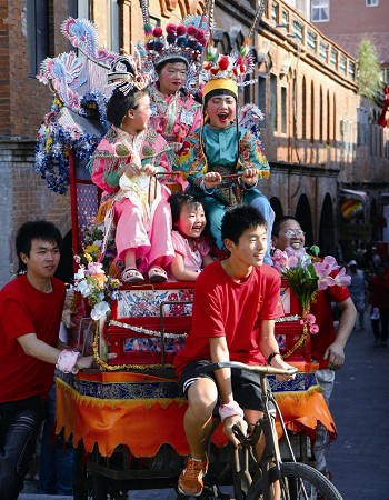 全家總動員的藝閣花車，齊心協力展現信眾迎城隍的愉悅心情 林金榮攝