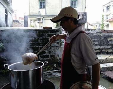 熬煮中的肉骨茶 黃子娟攝