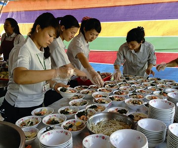 準備中的福建湯蝦麵 黃子娟攝