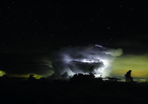 玉山星夜下，積雨雲竄出了閃電 謝新添攝