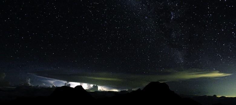 玉山主峰與夏季銀河 謝新添攝