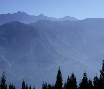 從望鄉部落可見玉山稜線 陳孔為攝