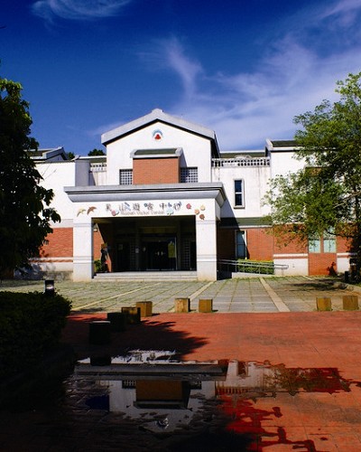 乳山遊客中心是首座位在國家公園內獲得7項綠建築標章的綠建築 留在金門忘了飛民宿提供