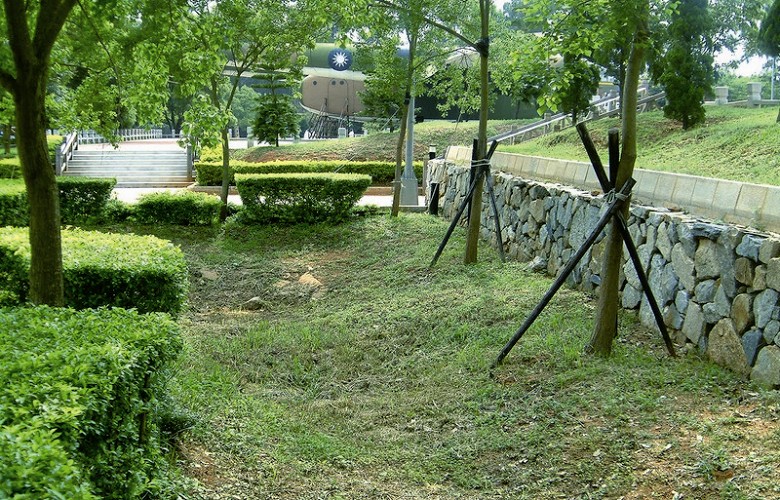 保留綠地,採用砌石、裸露草地等生態工法增加保水率 黃正銅攝