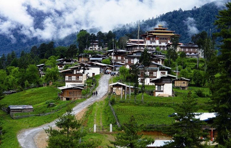 白牆與深色木製櫺窗，是不丹傳統建築元素 李承臻攝