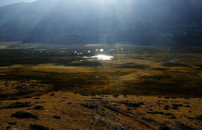 陽光灑落在高山寒原的邊界，融溶的雪水映照出一片光輝 劉淑慧攝