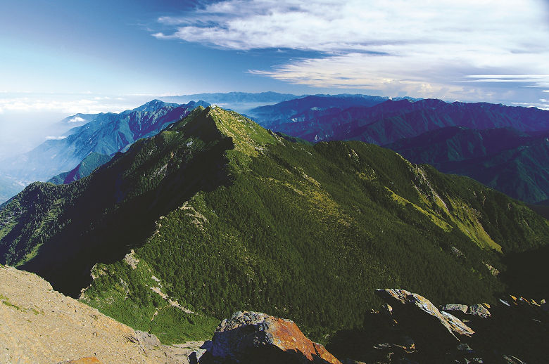 從玉山主峰眺望北峰 何昌穎攝