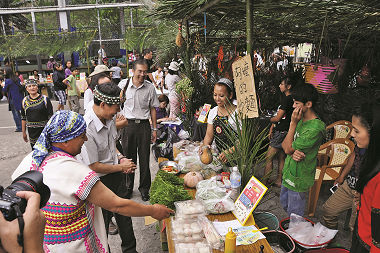 玉山國家公園舉辦創意市集，協助行銷東埔部落農產品 ／玉管處提供 