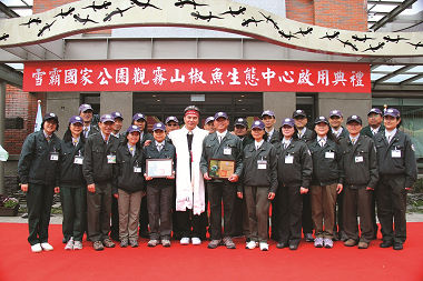 觀霧山椒魚復育棲地解說／雪管處提供李部長頒發觀霧山椒魚專業解說員證書