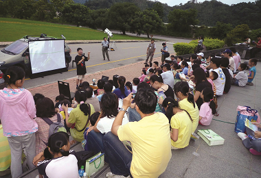 天文講師解說雪霸觀星活動的各種注意事項／耿崇華提供