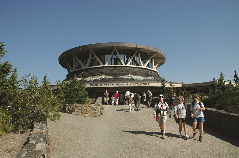 天堂地區的亨利．傑克遜紀念遊客中心為國家公園西南區步道群的核心，亦是許多遊客進行步道體驗前的資訊樞紐／郭育任攝