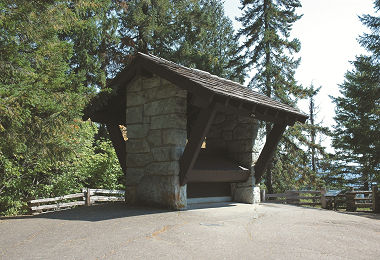 步道沿線的觀景休憩及解說導覽設施／郭育任