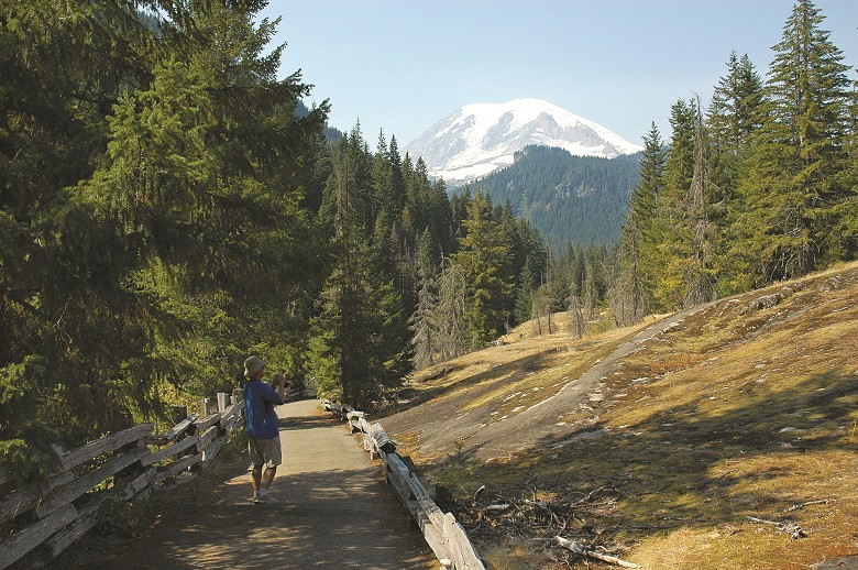 國家公園的主要步道、次要步道，在鋪面的使用有明顯差異，使用量高的主要步道運用與環境融合度高的環保柏油鋪設，次要步道採用 土石路面設計／郭育任攝 