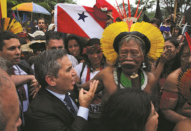 來自Vila Autodromo貧民窟的印第安人及原住民於會議外表達抗議／達志影像提供 