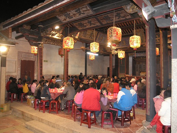 瓊林蔡氏族人於蔡氏家廟「食頭」的狀況／林建育攝