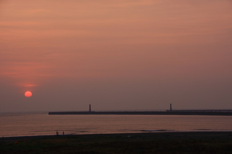 臺南市安平港南側的巨大凸堤／范震華攝