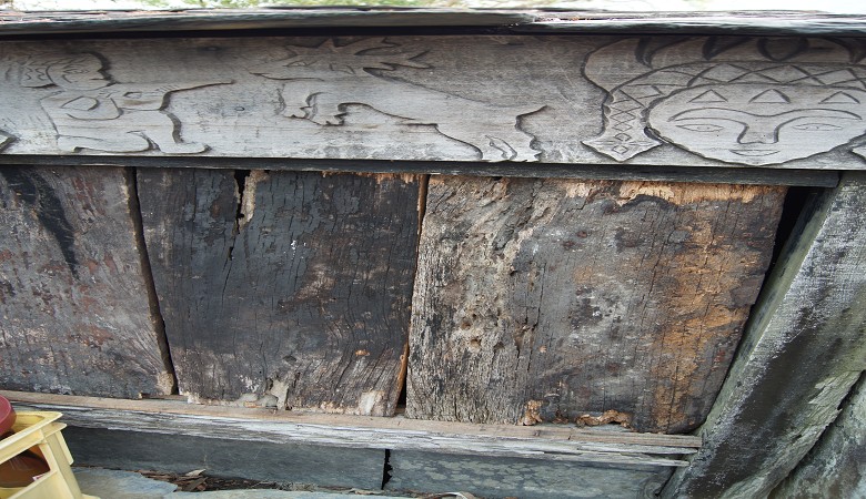 屏東老七佳部落頭目住家，刻有鹿紋與蛇紋的門楣／謝美蘭攝