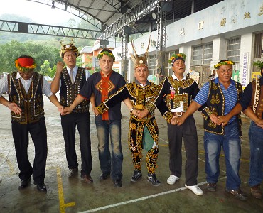 三地門莎卡蘭部落的排灣族勇士戴著臺灣水鹿頭帽／謝美蘭攝