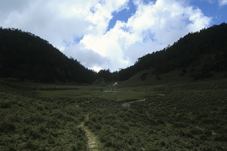 馬布谷山屋的紅色外觀在山林中非常醒目，讓山友在遠處就能看見／林寶霞攝 雪霸國家公園