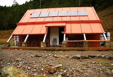 馬布谷山屋外牆牆角無座椅設計，搬放折疊椅因應所需／范震華攝