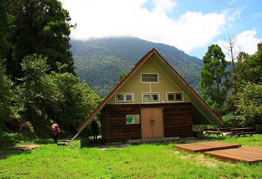 瓦拉米山屋。一般山屋的窗子面積較小，數量也較少／范震華攝