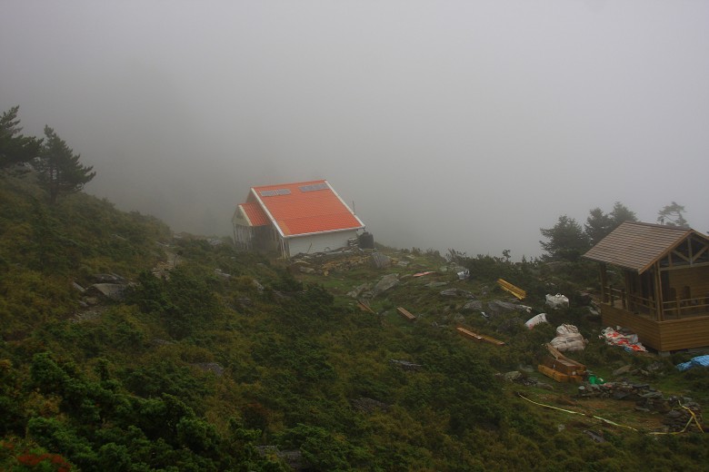 興建中的嘉明湖避難小屋，腹地堆滿吊掛上山的建材。新霸南山屋採用相同方式運送建材上山／范震華攝 