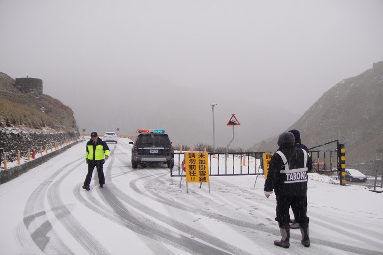 合歡山莊往武嶺交通管制／太管處提供