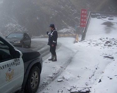 緩上坡且佈有輪胎的避車道／太管處提供