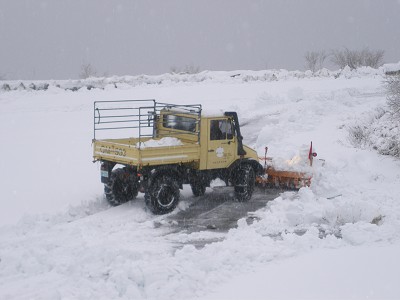 多功能垃圾車執行鏟雪任務／太管處提供
