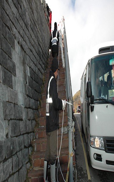 雪季將臨，武嶺觀景臺樓梯欄杆預先綁繩索，供遊客抓握避免滑倒／太管處提供