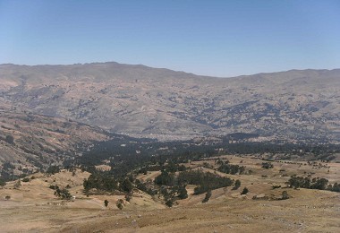 環繞在黑色與白色山脈的瓦拉茲山城／商樂家攝