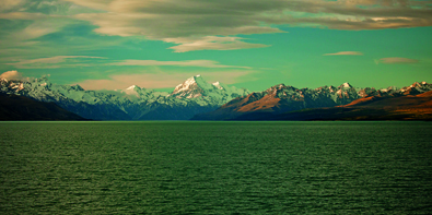 國際視野A10_2. 由Pukaki 湖遠眺紐西蘭第一高峰 Mt. Cook（3,764 M），毛利人稱之Aoraki ，意為「破雲之峰」。