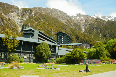 國際視野A11_3. 飯店的存在是發展觀光產業的必要之惡，正對庫克山 (Mt. Cook) 的Hermitage 飯店毫不起眼的外觀，則對環境盡了最大的友善。