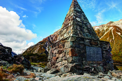 國際視野A13_5. 高山紀念碑(Alpine memorial)，紀念在此殉難的山友。歷年來已有一百多人死於庫克山山難。
