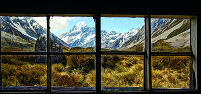 國際視野A15_7. 由步道旁的避難小屋眺望Mt. Cook。