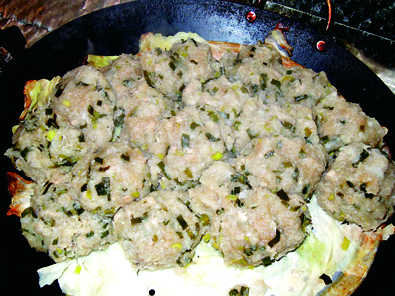 小年夜必備的傳統美食「豆渣圓﹞。圖為由蘿蔔製成的改良式﹝蘿蔔圓﹞