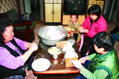 年節前夕製作紅圓、紅錢等供品暨可祀神，又可充當點心