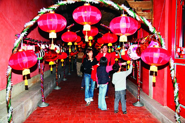 「鑽燈腳，生卵葩」。民間傳說元宵節當天從花燈叢下穿越而過，來年必可為家中增添小壯丁