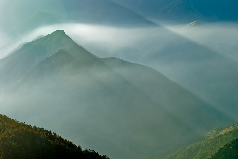 八通關山是濁水溪和高屏溪的分水嶺，也是玉山山塊和中央山脈連接處的鞍部
