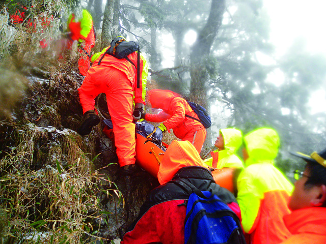 精采人物A4_羊頭山山難，救難人員搬運罹難者大體攀登岩壁_王永春