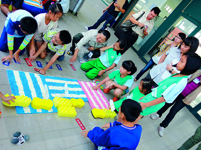 05-野外教室2_「濕地冒險王」課程，利用模型排列了解濕地、沙洲和人類的依存關係。