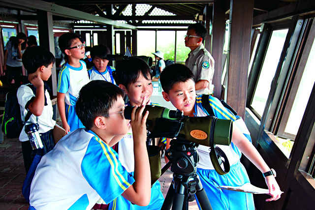 05-野外教室3_透過「Happy 探索趣」課程，實地觀察黑面琵鷺動態，獲得親身的感動。