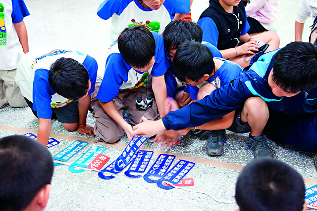 05-野外教室5_四草砲臺刻畫著清朝抵禦外侮的台江歷史，透過「台江時空膠囊」課程，讓一百多年後的孩子記錄著這裡的故事。