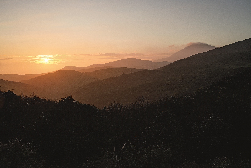 行走於視野開闊的頂山－石梯嶺步道上，時時享受著被環山包圍的美好。