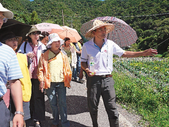 農友進行田區導覽，向遊客解說西寶有機轉型的歷程，讓遊客了解有機農業除了對於消費者健康有保障之外，對於整體環境的友善更有莫大的好處(1)。